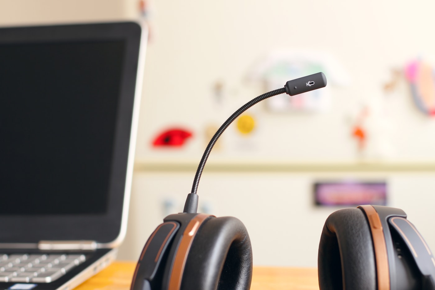 Casque de téléopérateur et ordinateur portable sur un poste de centre d'appels