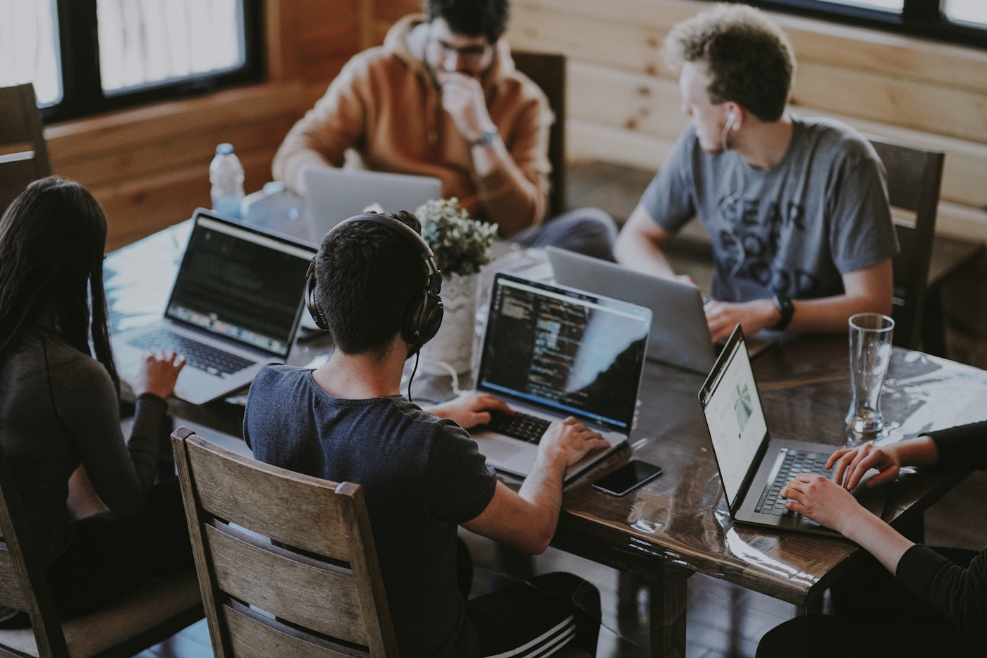 Équipe data analysant les indicateurs d'un centre d'appels sur leurs ordinateurs portables